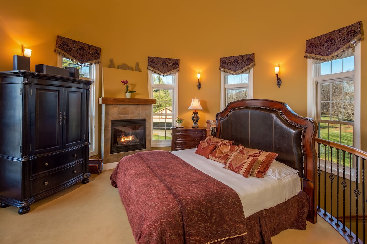 55-inch TV with satellite channels, fireplace
