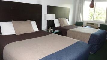 Quarto casal, 2 camas de casal | Vista do quarto