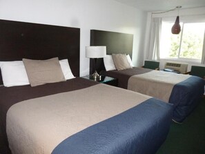 Doppelzimmer, 2 Doppelbetten | Ausblick vom Zimmer