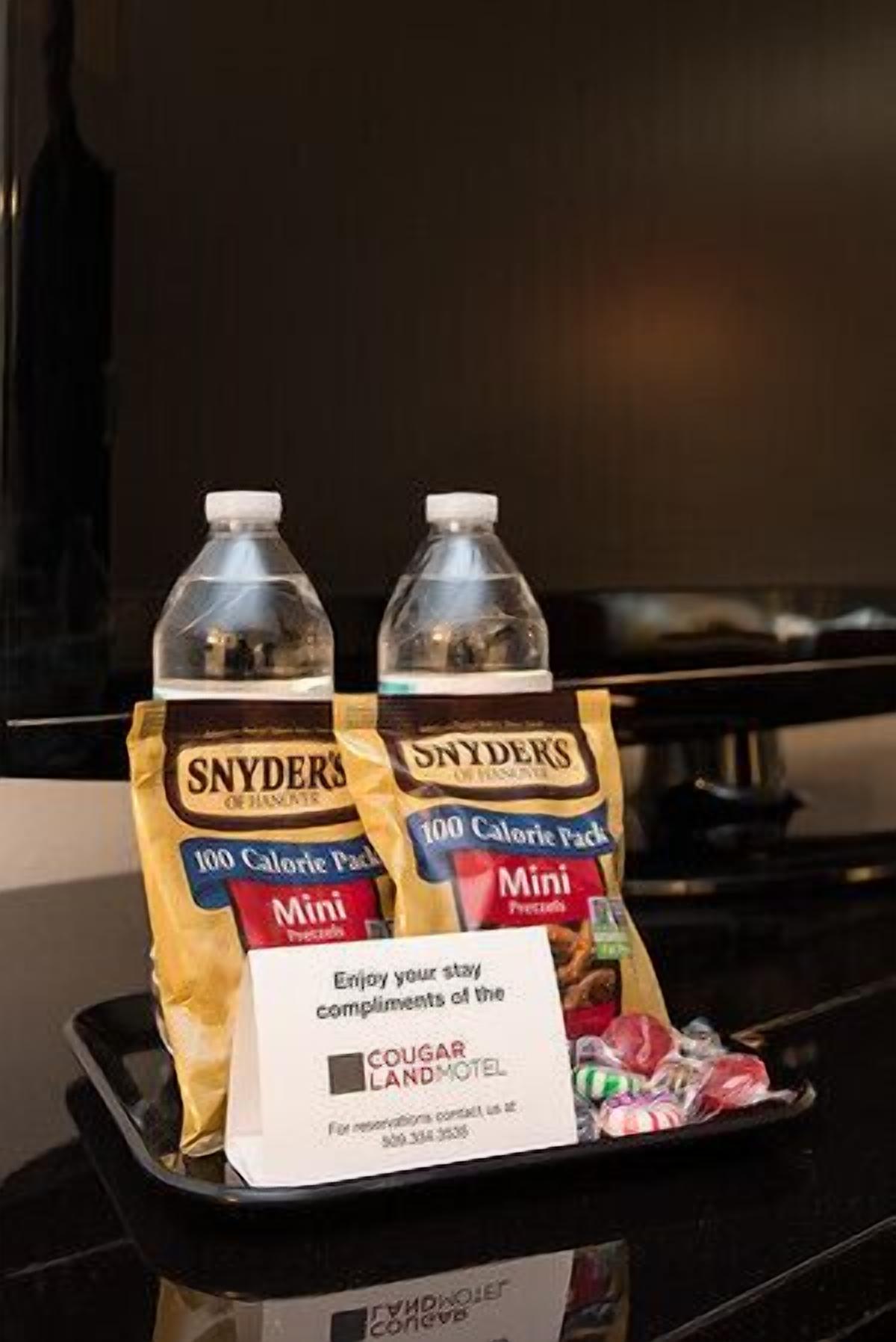 Un plateau contenant deux portions de mini-collations de 100 calories et une enseigne du Cougar Land Motel.
