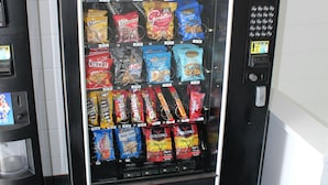 Un distributeur automatique rempli de diverses collations.