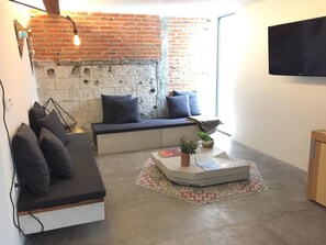 プレミアム ルーム | リビング エリア | 薄型テレビ