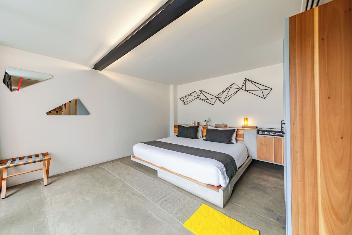 1 bedroom, premium bedding, in-room safe, desk