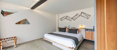 Premium bedding, in-room safe, desk, laptop workspace