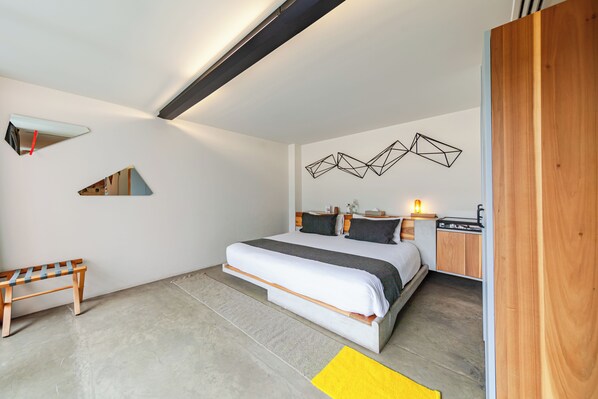 高級寢具、客房內保險箱、書桌、筆電工作空間