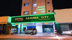 Entrada de un hotel con un cartel que dice "Hotel Cajuna City".