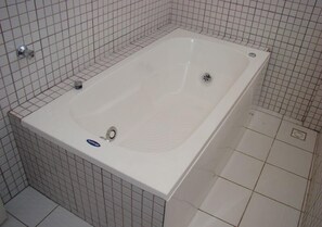 Deep soaking bathtub