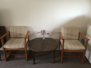 Double Room, 2 Double Beds | Living area | 50-inch TV with cable channels - Canyon Alpine Motel (Boston Bar)