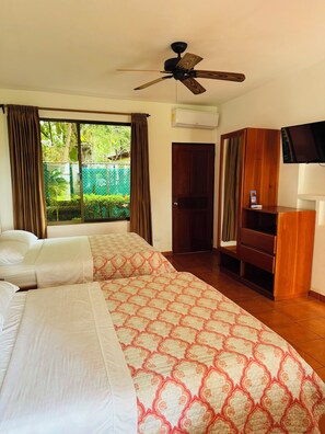 舒適客房 | 房內夾萬、床單