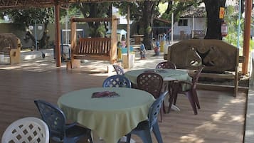 Se sirven desayunos, comidas, cenas y cocina brasileña