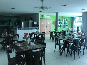 Se sirven desayunos, almuerzos y cenas; cocina brasileña