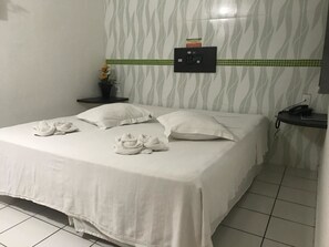 Habitación individual | Minibar, camas extra, wifi gratis y ropa de cama 