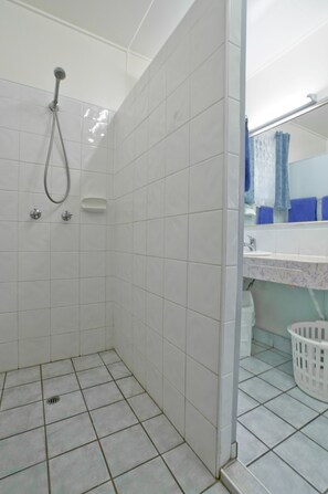 Standard-Apartment, 3 Schlafzimmer, Küche, Erdgeschoss | Badezimmer | Dusche, kostenlose Toilettenartikel, Handtücher