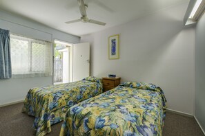 Appartement Standard, 3 chambres, cuisine, rez-de-chaussée | Literie de qualité supérieure, fer et planche à repasser