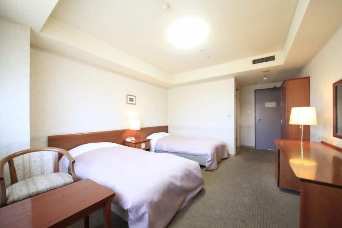 Premium bedding, in-room safe, desk, free WiFi