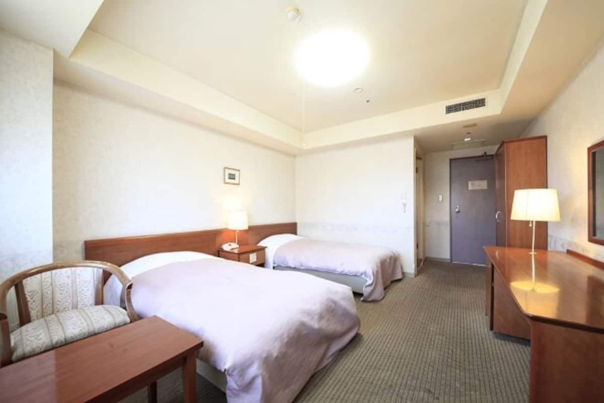 Premium bedding, in-room safe, desk, free WiFi