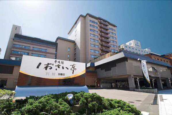 Un hotel con un letrero llamativo en la parte delantera, que muestra caracteres japoneses.