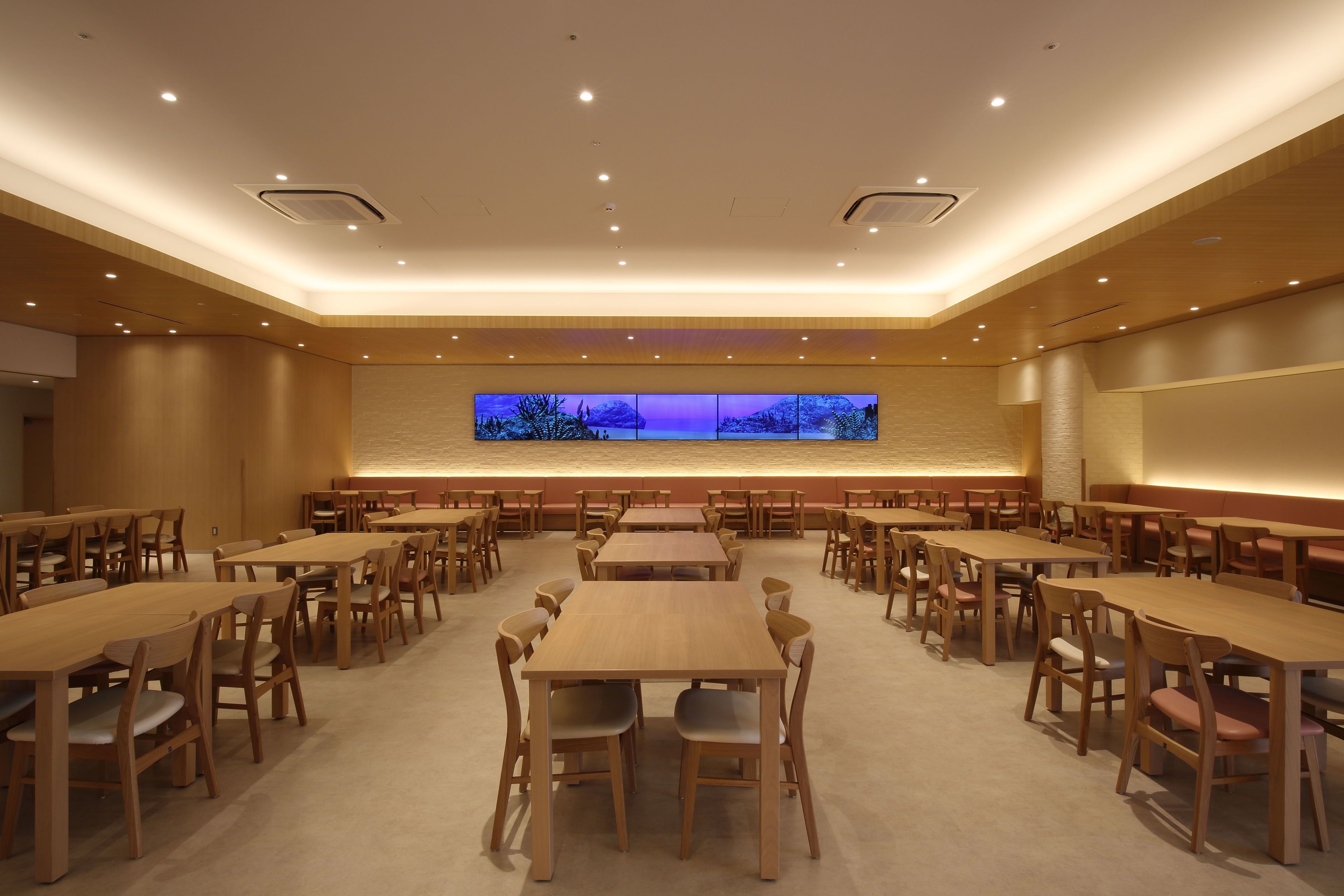 Daily buffet breakfast (JPY 2200 per person)