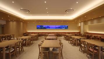 每日供应自助式早餐(每人 JPY 2200)