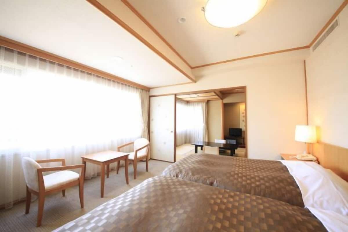 Premium bedding, in-room safe, desk, free WiFi