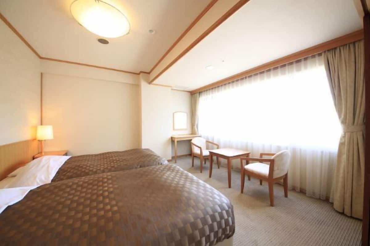 Roupas de cama premium, cofres nos quartos, escrivaninha