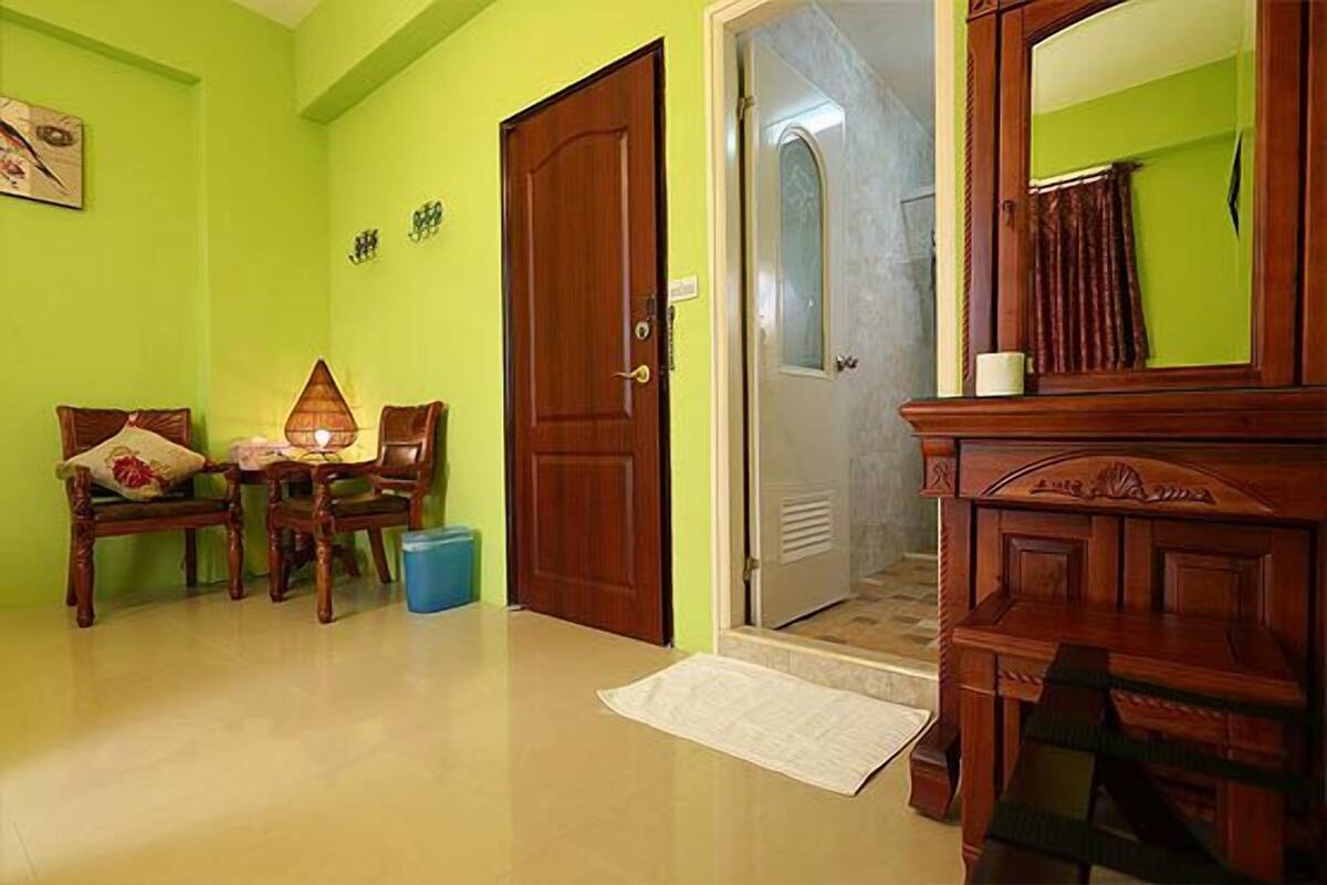 Quadruple Room | Living area | 32-inch plasma TV with digital channels, TV