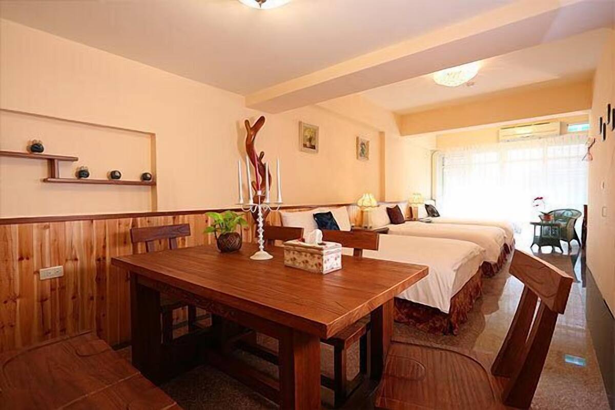 Family Room (8 people) | Desk, free WiFi