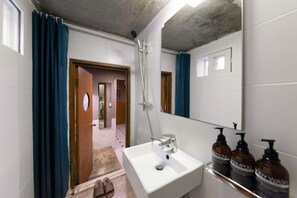 Single Room, 1 Single Bed | Bathroom | Shower, free toiletries, hair dryer, slippers - Baroato (Seoul)