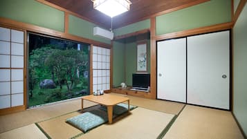 Traditional Room, Shared Bathroom, Garden View | 2 bedrooms, free WiFi, bed sheets