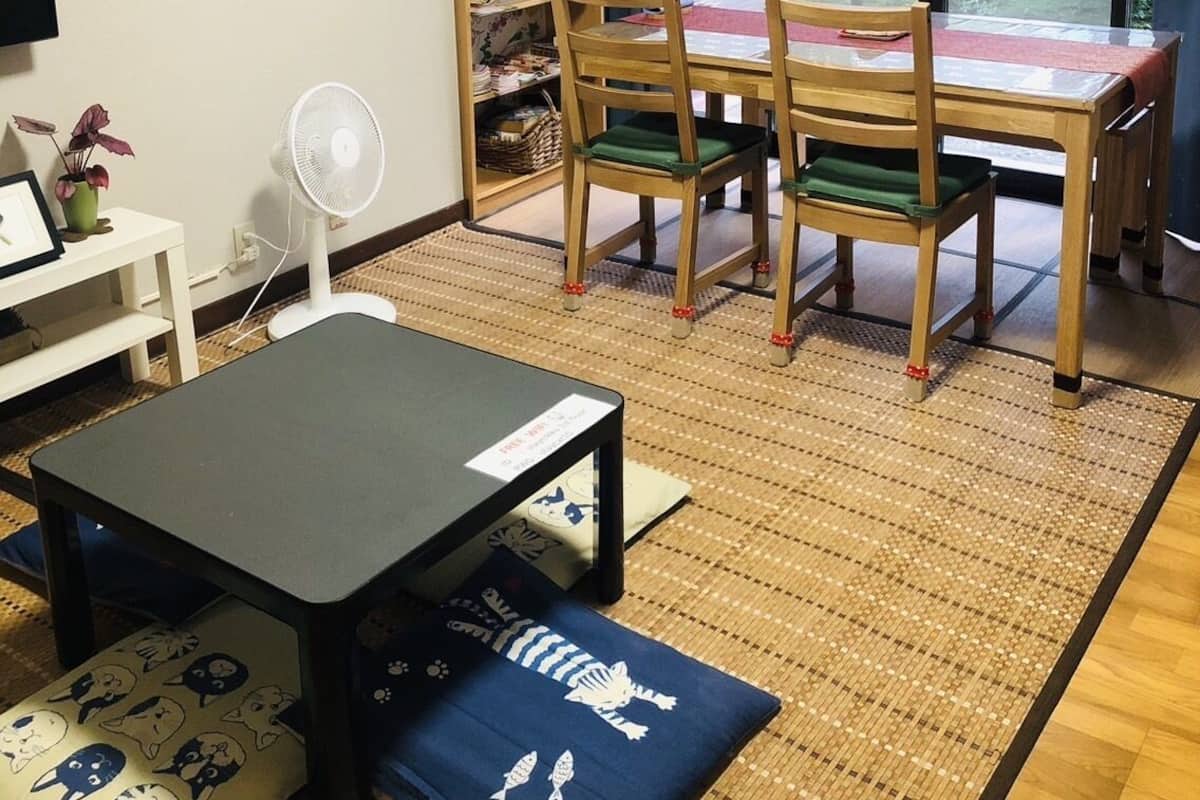 Casa familiar, baño privado, vista al jardín | Área de sala de estar