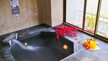 Superior-huone | Kylpyhuone | Erillinen kylpyamme ja suihku, lähdevesiallas, ilmaiset hygieniatuotteet