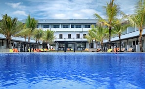 Kolam renang outdoor