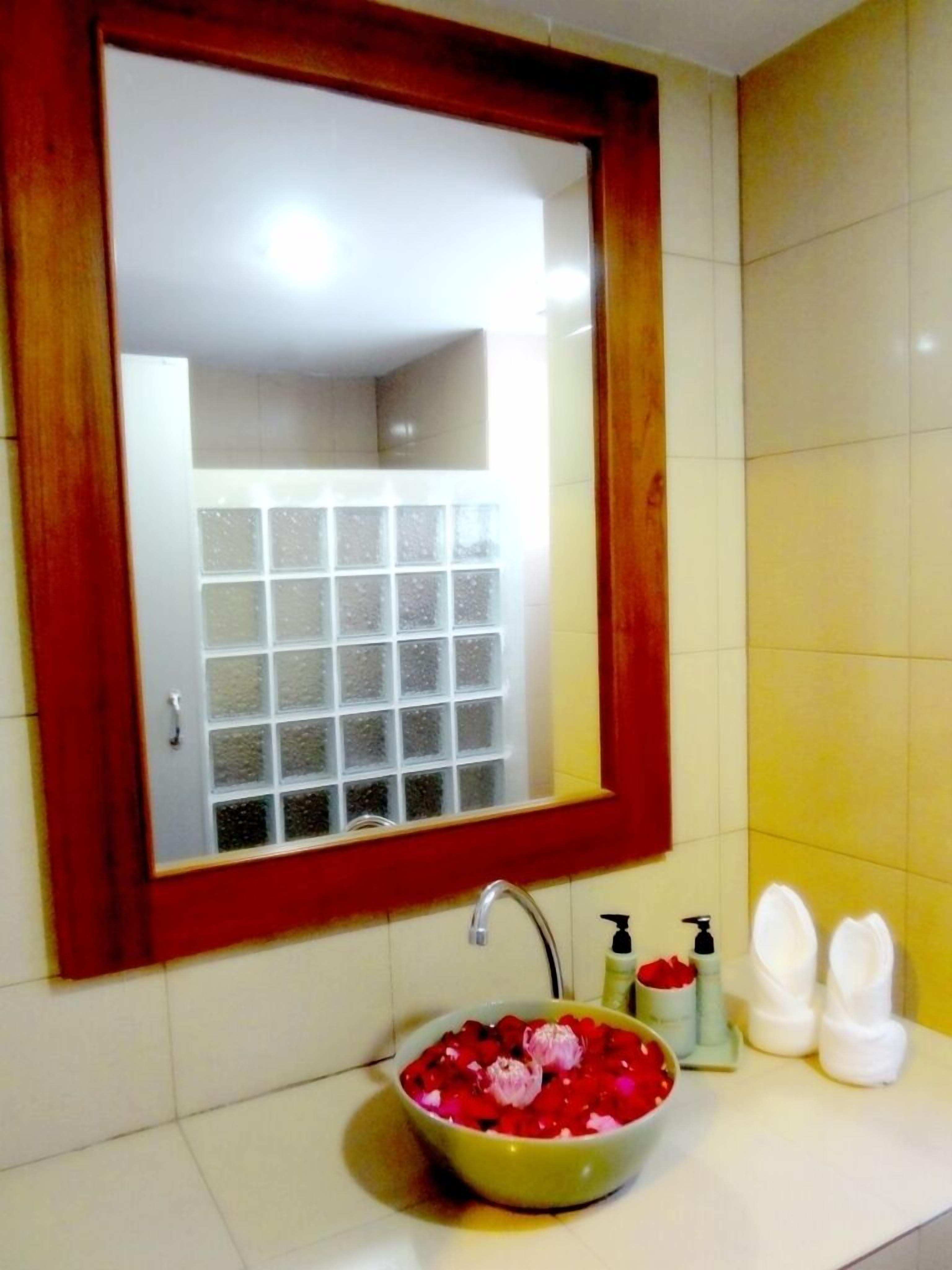 suite | bathroom sink