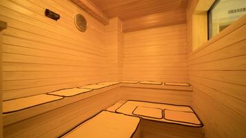 Un vestíbulo de sauna con paredes y bancos de madera.