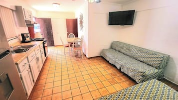 Basic-Apartment | Wohnbereich | Fernseher