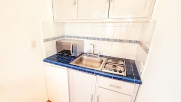 Studio | Private kitchen | Fridge, microwave, stovetop, coffee/tea maker