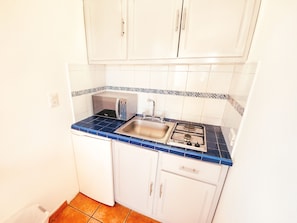 Studio | Private kitchen | Fridge, microwave, stovetop, coffee/tea maker