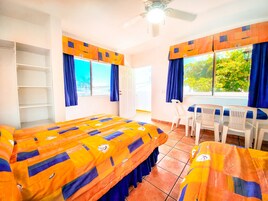 Minibar, espacio para trabajar con laptop, wifi gratis y ropa de cama 