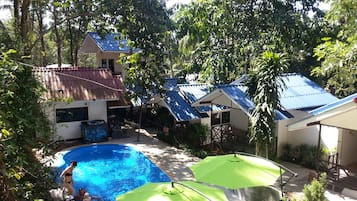 Außenpool, Sonnenschirme, Liegestühle
