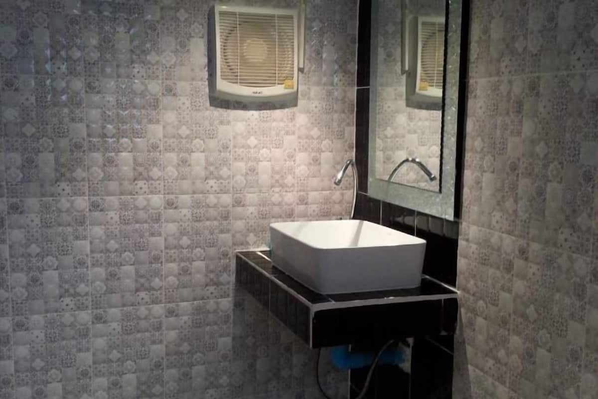 Shower, free toiletries, towels