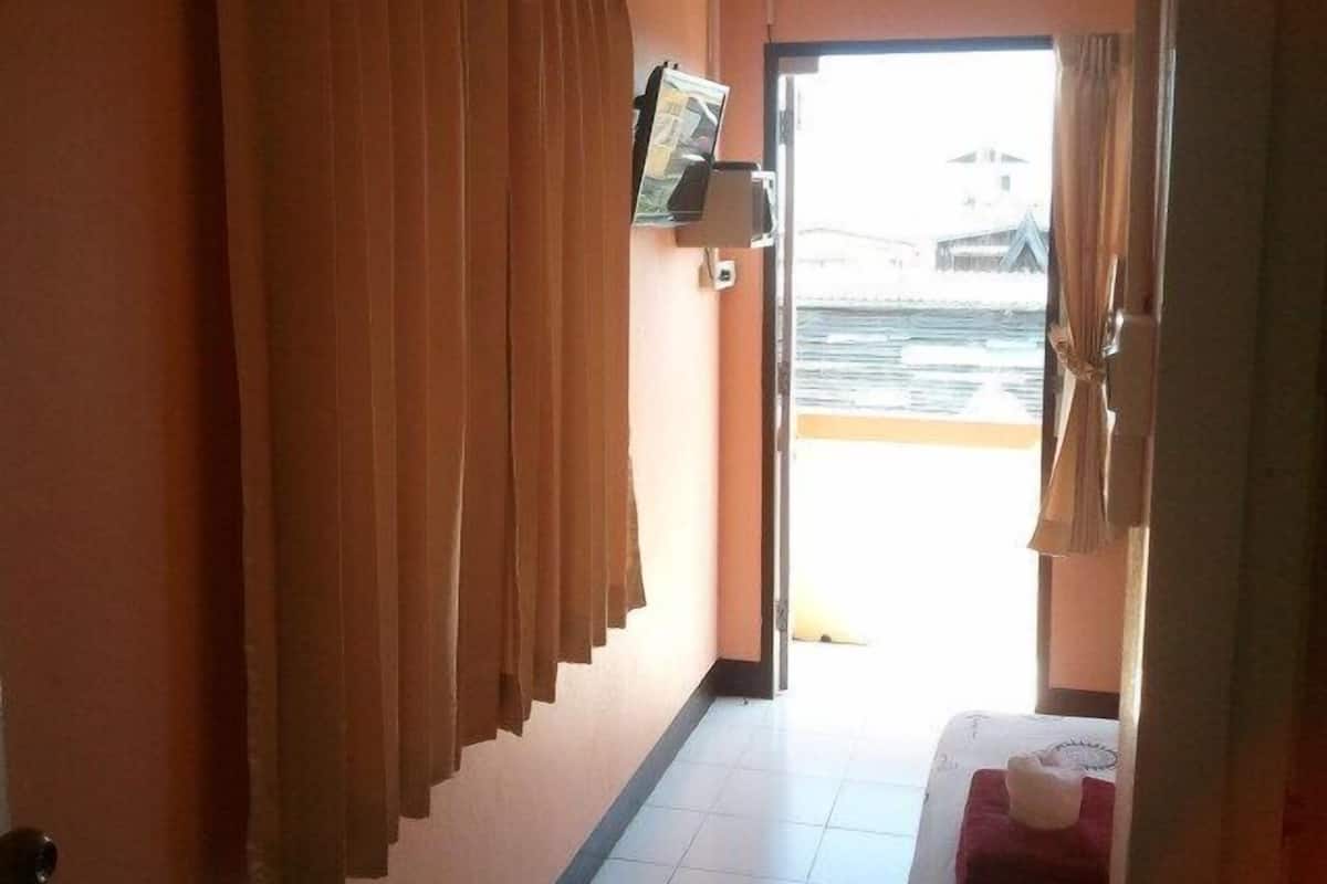 Standard Room | In-room safe, free WiFi, bed sheets