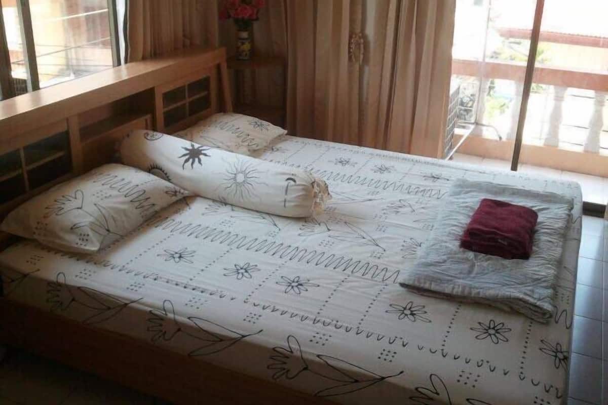 Room, 1 King Bed | In-room safe, free WiFi, bed sheets