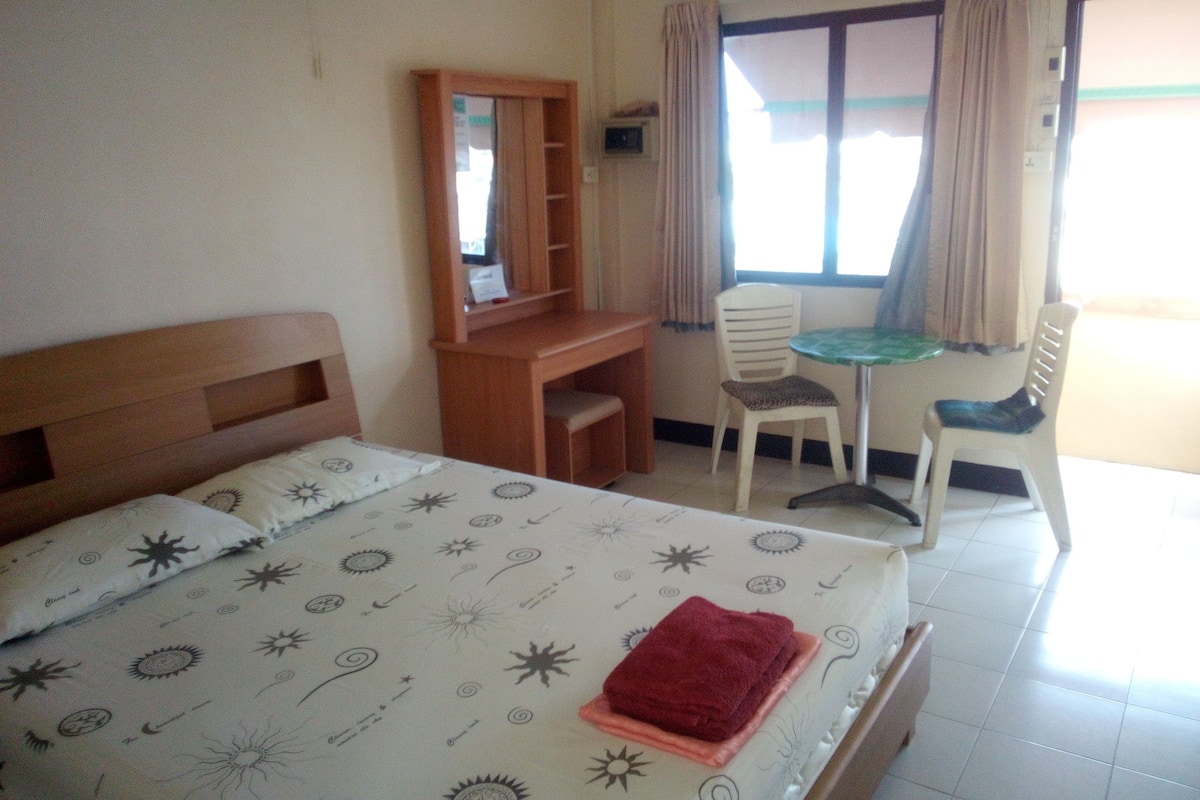 Standard Room, 1 Queen Bed, Partial Sea View | In-room safe, free WiFi, bed sheets