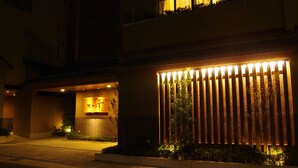 Un bâtiment moderne doté d’une entrée bien éclairée, d’un espace d’accueil bien visible et d’une façade décorative.
