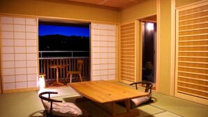 Une pièce de style japonais traditionnel, avec un sol recouvert de tatamis, une petite table en bois et une vue sur le ciel nocturne.