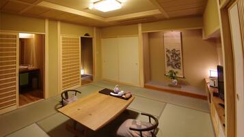 Japanese Room with Onesn Bath | Premium bedding, in-room safe, desk, laptop workspace