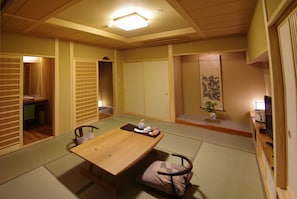 Habitación | Ropa de cama de alta calidad, caja fuerte, escritorio