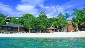 Deluxe Room, Beachfront | Desk, cots/infant beds, rollaway beds, free WiFi