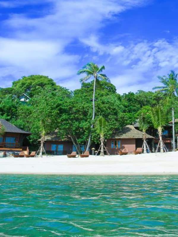 Deluxe Room, Beachfront | Desk, cots/infant beds, rollaway beds, free WiFi