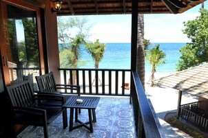 Standard Pool View 2 Single Beds | Desk, cribs/infant beds, rollaway beds, free WiFi
